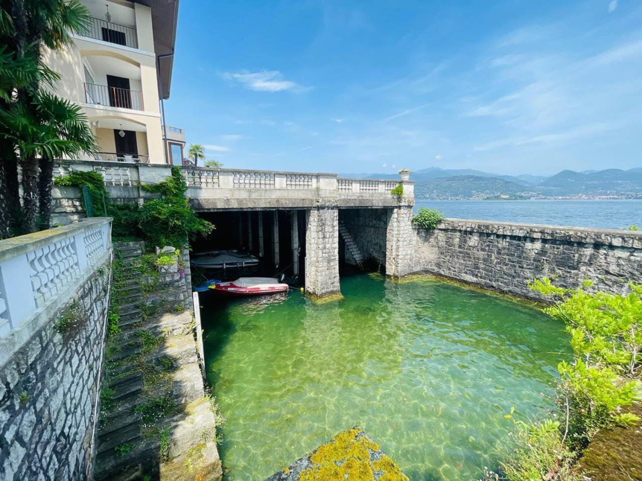 с террасой и видом на озеро в стрезе Stresa