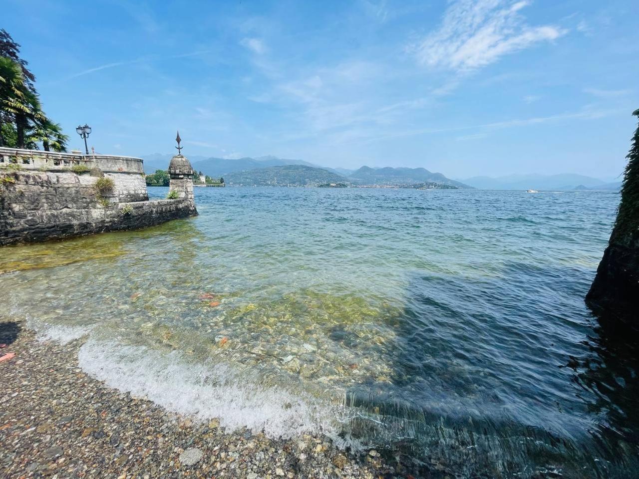 с террасой и видом на озеро в стрезе Stresa